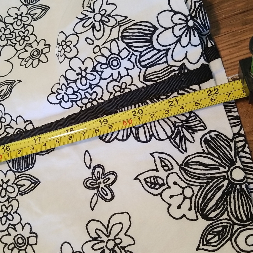 Spring skirt, white with black ribbon detail - Picture 6 of 6